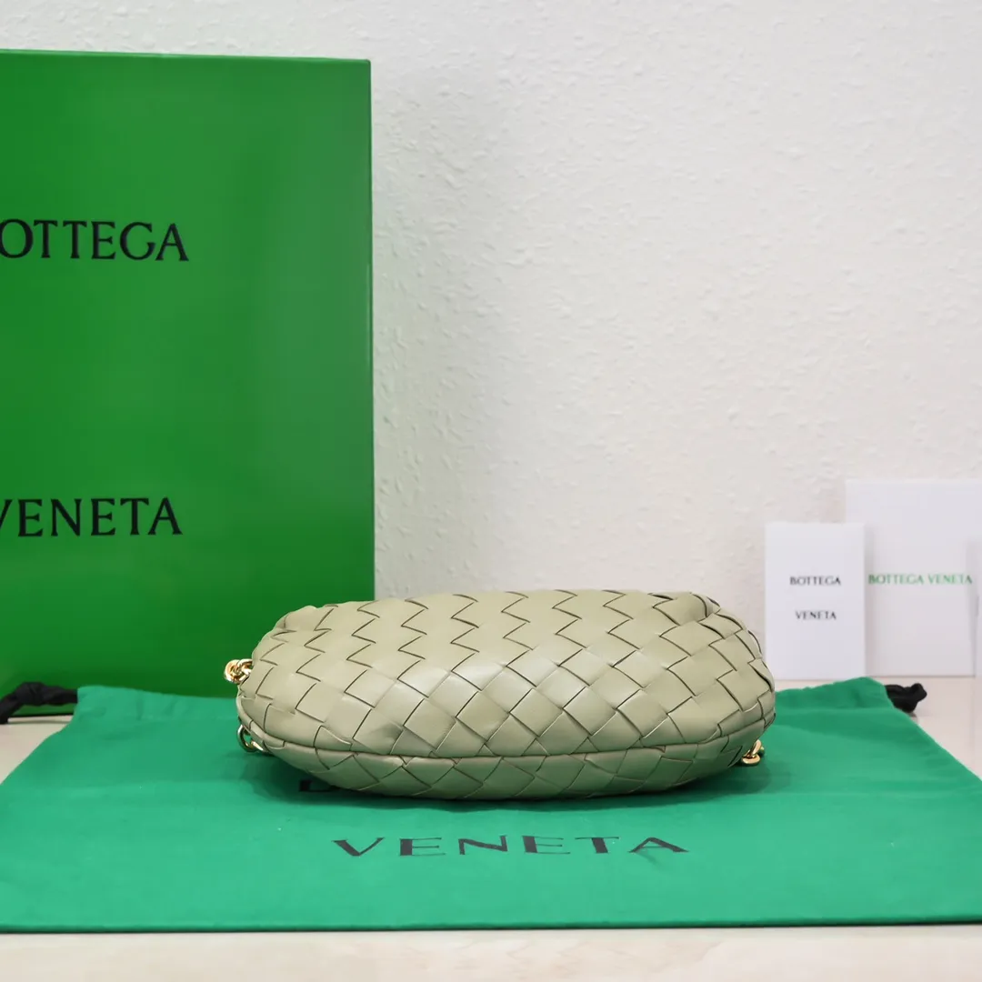 Batch 1220 Ready Stock/Travertine Green Hello everyone, I have a new name, it’s called chain jodie. Jodie’s chain clause ~ can finally be carried on the shoulder. It is based on the original bag type and adds a chain shoulder strap, and it is detachable! It's equivalent to spending one dollar to buy two bags. As the ace cutie of BV family, I really have no choice but to buy one! This bag of ours is really the same as ZP. You can wear it with a small amount of money~ Original sheepskin➕all steel hardware 28×23×8cm, model: 6699-9#